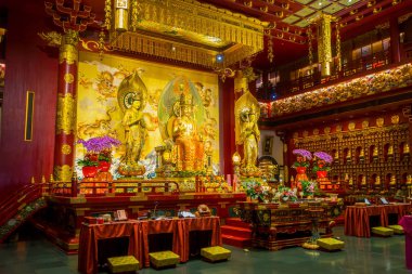 Singapore, Singapur - 30 Ocak. 2018: Buddha Tooth Relic Tapınağı, Çin Mahallesi yakınlarında Singapur içinde Lord buddha statue