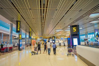 Singapore, Singapur - 30 Ocak 2018: Kimliği belirsiz kişi kendini iade noktasında Singapur Changi Havalimanı'na yakın bir kalkış kapısı sayısı 5 ayakta yakın yürüyüş kapalı görünümünü