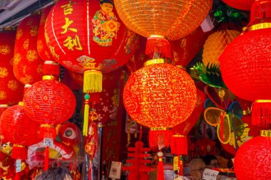 Dekoratif fenerler, Singapur dağınık. Chinas yeni yıl. Köpek yılı. China Town, Singapur'da çekilen fotoğraflar