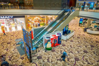 Singapore, Singapur - 30 Ocak. 2018: Singapur Changi Uluslararası Havalimanı'nda yürüyen kullanan kimliği belirsiz kişiler