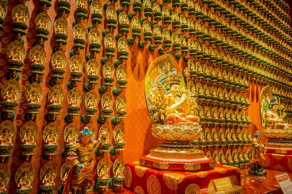 Singapur, Singapur - 30 stycznia. 2018: posąg Buddy, siedząc na lotusdecorated wewnątrz Buddha Tooth Relic temple, Singapur, w pobliżu china town — Zdjęcie stockowe