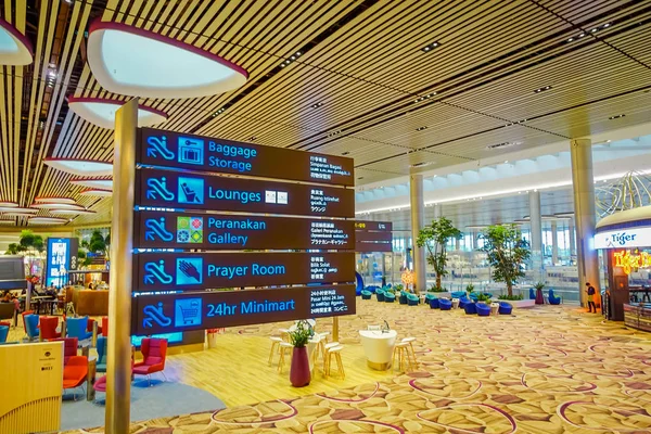 Singapore, Singapore - 30 januari 2018: Close-up van diverse informatieve borden, gelegen aan het interieur van Changi Airport — Stockfoto