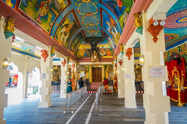 SINGAPORE, CINGAPORE - JANEIRO 30. 2018: Pessoas não identificadas andando dentro de um prédio Templo Hindu Sri Mariamman em Cingapura — Fotografia de Stock