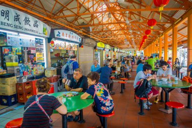 Singapore, Singapur - 30 Ocak. 2018: kapalı Lau Pa oturdu festival pazarda Telok Ayer yeme insanlar görülmektedir şimdi popüler gıda Mahkemesi olarak kullanılan tarihi Viktorya dökme demir piyasa geliştirme