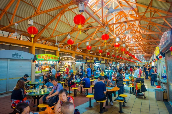 Singapore, Singapur - 30 Ocak. 2018: Lau Pa oturdu festival pazarda Telok Ayer yeme tanımlanamayan günümüzde bir popüler food court kullandığı bir tarihi Viktorya dökme demir Pazar bina kişidir