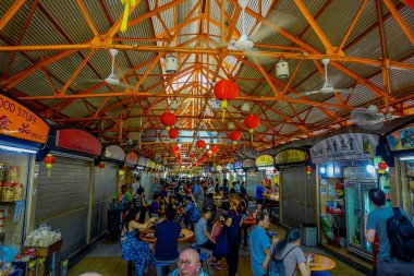 Singapore, Singapur - 30 Ocak. 2018: Lau Pa oturdu festival pazarda Telok Ayer yeme tanımlanamayan günümüzde bir popüler food court kullandığı bir tarihi Viktorya dökme demir Pazar bina kişidir