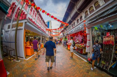 Singapore, Singapur - 30 Ocak. 2018: açık insanlar ortak pazarda Festivali Pazar Telok Ayer Lau Pa oturdu görülmektedir şimdi olarak kullanılan bir tarihi Viktorya dökme demir Pazar bina bir