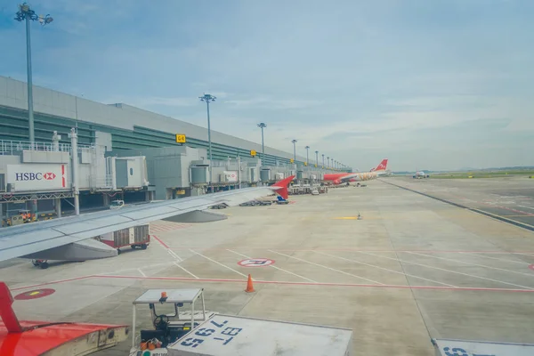 SINGAPUR, SINGAPUR - 30 DE ENERO DE 2018: Vista al aire libre del estacionamiento de Air Asia en el aeropuerto de Changi en Singapur. Aeropuerto de Changi 42 millones de pasajeros al año, es el aeropuerto más concurrido del mundo mejor asia — Foto de Stock