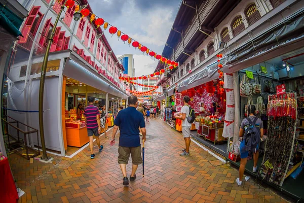 SINGAPUR, SINGAPUR - ENERO 30. 2018: Vista al aire libre de la gente caminando en el mercado público El mercado del festival Lau Pa Sat Telok Ayer es un histórico edificio victoriano de hierro fundido que ahora se utiliza como — Foto de Stock