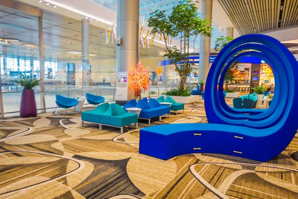 CINGAPORE, CINGAPORE - JANEIRO 30, 2018: Linda vista interior da bela arte abstrata azul localizada em uma área de estar dentro do aeroporto internacional de Changi — Fotografia de Stock