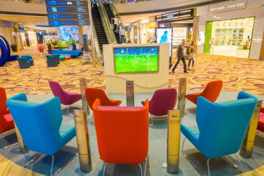 Singapore, Singapur - 30 Ocak 2018: Changi Uluslararası Havalimanı içinde dinlenme salonu ile bazı renkli kanepeler ve tv bekleyen kapalı görünüm