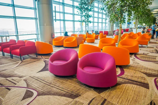 Singapur, Singapur - 30 stycznia 2018: Kryty widok czeka salon z niektórych kolorowe sofy wewnątrz międzynarodowego lotniska Singapur-Changi — Zdjęcie stockowe