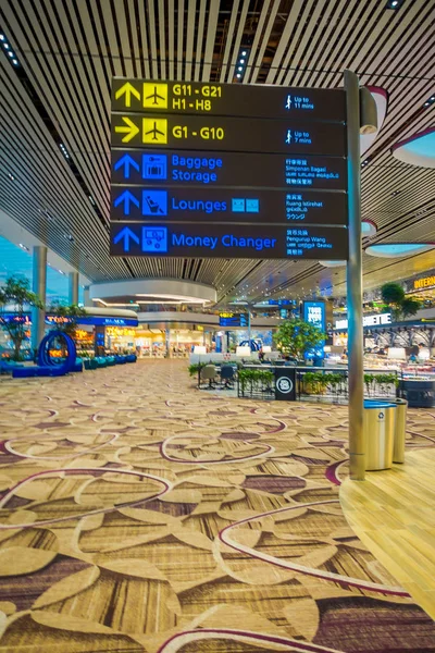 Singapur, Singapur - 30. ledna 2018: Zblízka různé informativní znaků umístěných na vnitřní straně letiště Changi — Stock fotografie