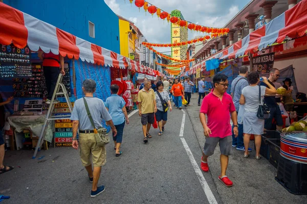 SINGAPUR, SINGAPUR - ENERO 30. 2018: Vista al aire libre de personas no identificadas caminando en el mercado público El mercado del festival Lau Pa Sat Telok Ayer es un histórico edificio victoriano de hierro fundido — Foto de Stock