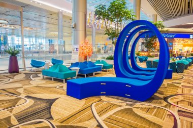 Singapore, Singapur - 30 Ocak 2018: Muhteşem kapalı görünümü güzel mavi sanat içinde Changi Uluslararası Havaalanı lounge alanında yer alan