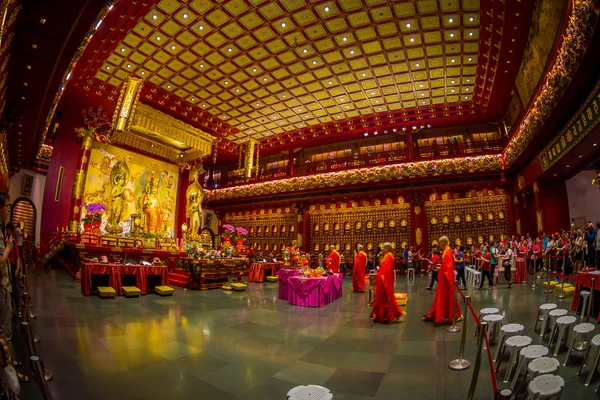 SINGAPORE, CINGAPORE - JANEIRO 30. 2018: Pessoas não identificadas orando para a estátua de Lord buddha dentro do templo Buddha Tooth Relic, Singapura perto da cidade da China, efeito olho de peixe — Fotografia de Stock