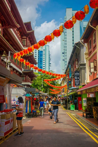 SINGAPUR, SINGAPUR - ENERO 30. 2018: Vista al aire libre de personas no identificadas caminando en el mercado público El mercado del festival Lau Pa Sat Telok Ayer es un histórico edificio victoriano de hierro fundido — Foto de Stock