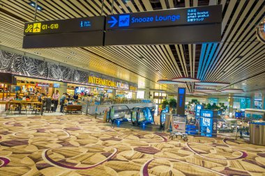 Singapore, Singapur - 30 Ocak 2018: foodhall alanında birçok gıda mağazalarında Singapur Changi Uluslararası Havalimanı ile yürüme tanımlanamayan kişi