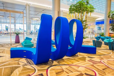 Singapore, Singapur - 30 Ocak 2018: Muhteşem kapalı görünümü güzel mavi sanat içinde Changi Uluslararası Havaalanı lounge alanında yer alan