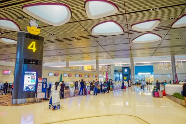 Singapore, Singapur - 30 Ocak 2018: Kimliği belirsiz kişi kendini iade noktasında Singapur Changi Havalimanı'na yakın bir kalkış kapısı 4 numaralı ayakta yakın yürüyüş kapalı görünümünü