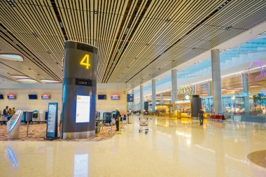 Singapore, Singapur - 30 Ocak 2018: Kimliği belirsiz kişi kendini iade noktasında Singapur Changi Havalimanı'na yakın bir kalkış kapısı 4 numaralı ayakta yakın yürüyüş kapalı görünümünü