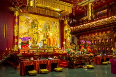 Singapore, Singapur - 30 Ocak. 2018: Buddha Tooth Relic Tapınağı, Çin Mahallesi yakınlarında Singapur içinde Lord buddha statue