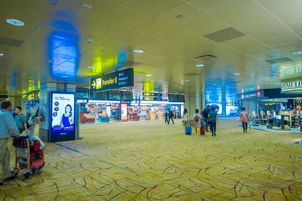 СИНГАПУР, СИНГАПУР - 30 ЯНВАРЯ 2018 года: Крупный план неизвестных людей, идущих и ожидающих в зале, расположенном на въезде в аэропорт Сингапура Чанги — стоковое фото