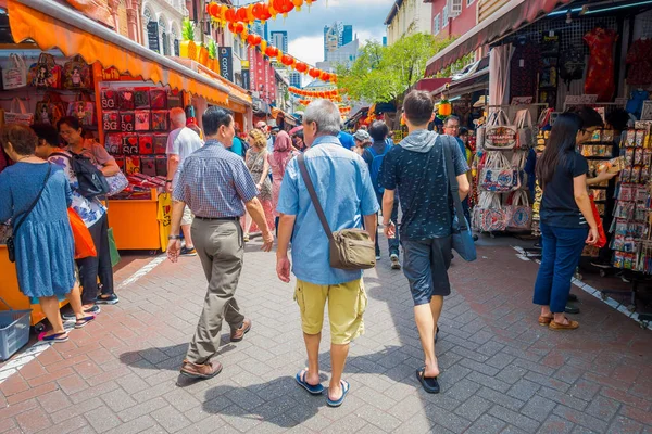 SINGAPUR, SINGAPUR - ENERO 30. 2018: Vista al aire libre de la gente caminando en el mercado público El mercado del festival Lau Pa Sat Telok Ayer es un histórico edificio victoriano de hierro fundido que ahora se utiliza como — Foto de Stock