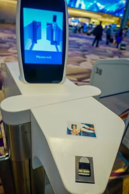Singapore, Singapur - 30 Ocak 2018: Singapur Changi Havalimanı'na iade kendini kiosk yaparken kimliği belirsiz kişi, kapat