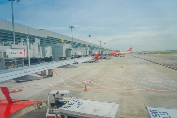 SINGAPORE, SINGAPORE - JANEIRO 30, 2018: Vista ao ar livre do estacionamento no aeroporto de Changi, em Singapura. Aeroporto de Changi 42 milhões de passageiros por ano, é o aeroporto mais movimentado do mundo melhor Ásia — Fotografia de Stock