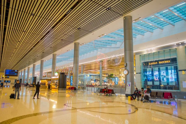 Singapore, Singapur - 30 Ocak 2018: Singapur Changi Uluslararası Havalimanı içinde yürüyüş tanımlanamayan kişi