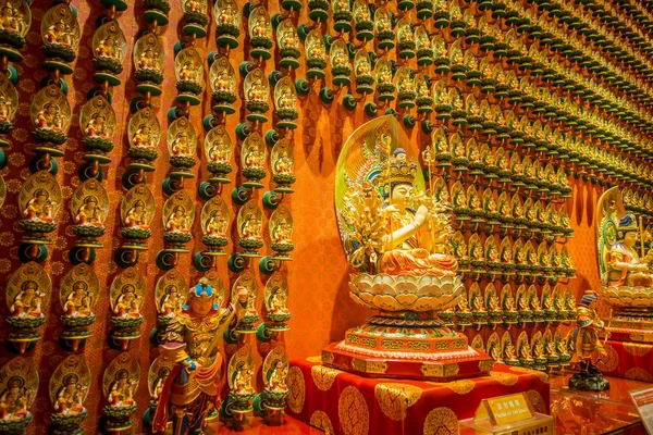 SINGAPORE, SINGAPORE - 30 ЯНВАРЯ. 2018: Статуя Будды сидит на lotusDecorated Внутри храма зубной реликвии Будды, Сингапур недалеко от китайского города — стоковое фото