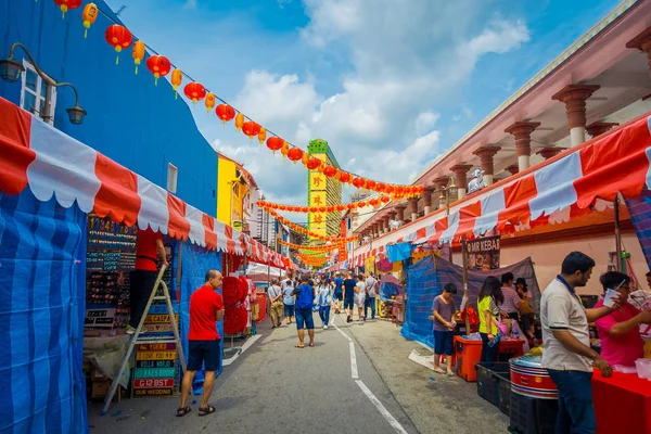 Singapore, Singapur - 30 Ocak. 2018: kimliği belirsiz kişi kamu az yürüyüş Pazar Lau Pa Festivali Pazar Telok Ayer olduğunu şimdi popüler kullanılan bir tarihi Viktorya dökme demir Pazar bina oturdu