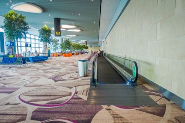 Singapore, Singapur - 30 Ocak 2018: Singapur Changi Uluslararası Havaalanı'nda bir yürüyen merdiven üzerinde kimliği belirsiz kişi. Changi Havalimanı'na 100'den fazla Havayolları 6100 haftalık hizmet vermektedir.