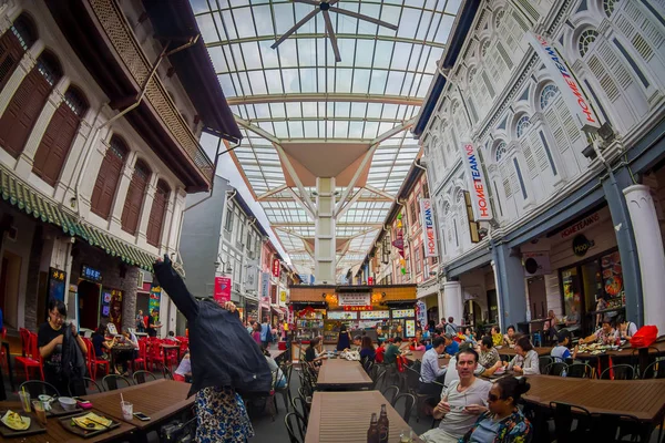 Singapore, Singapore - 01 februari 2018: Inomhus syn på människor som äter i The Lau Pa Sat festival marknaden Telok Ayer är en historiska viktorianska gjutjärn marknaden byggnaden som nu används som en populär foodcourt — Stockfoto