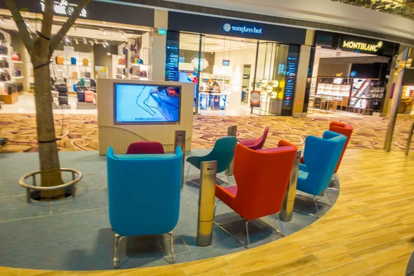 CINGAPORE, CINGAPORE - JANEIRO 30, 2018: Linda vista interior da sala de espera com alguns sofás coloridos e tv dentro do aeroporto internacional de Changi — Fotografia de Stock