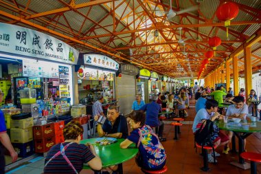 Singapore, Singapur - 30 Ocak. 2018: Lau Pa oturdu festival pazarda Telok Ayer yeme tanımlanamayan günümüzde bir popüler food court kullandığı bir tarihi Viktorya dökme demir Pazar bina kişidir