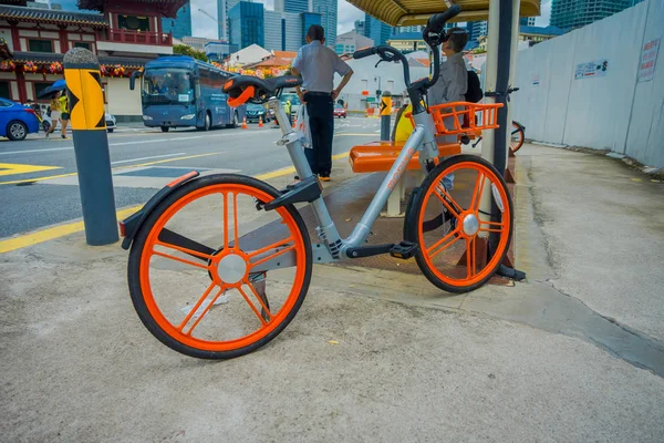 Singapore, Szingapúr - január 30. 2018: szabadtéri nézete megosztott kerékpárok Szingapúrban. A fő kerékpár megosztási társaságai Mobike, Ofo és Obike — Stock Fotó