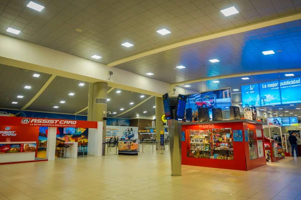 Quito, Ecuador - 29 de enero de 2018: Vista interior de personas caminando cerca de una tienda de comestibles roja ubicada dentro del Aeropuerto Internacional Mariscal Sucre de la ciudad de Quito — Foto de Stock