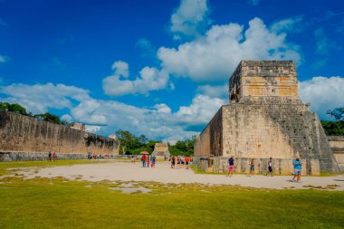 Chichen Itza, Meksika - 12 Kasım 2017: Tanımlanamayan tapınağın Chichen Itza, Meksika'daki arkeolojik en çok ziyaret edilen sitelerin savaşçıların manzarayı turist
