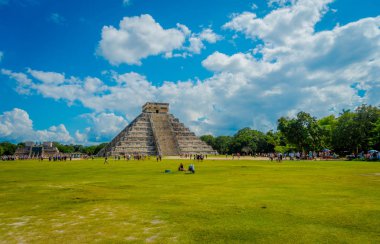Chichen Itza, Meksika - 12 Kasım 2017: Chichen Itza, sayesinde dünyanın her yerinden insanlar milyonlarca oy 15 Ağustos'ta dünyanın yeni 7 harikası ziyaret turist tanımlanamayan grup