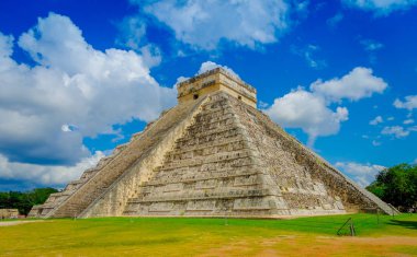 Chichen Itza, Meksika - 12 Kasım 2017: Chichen Itza Yucatan Yarımadası Meksika, ünlü piramit adımlardan