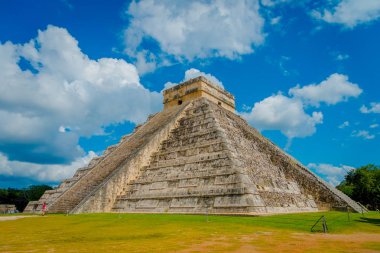 Chichen Itza, Meksika - 12 Kasım 2017: Ünlü adımları, Chichen Itza Yucatan Yarımadası Meksika ile mavi gökyüzü ile muhteşem bir dar bir bazı cluds piramit