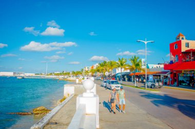 Cozumel, Meksika - 09 Kasım 2017: Cozumel, şehrin keyfini bazı turist açık görünümü bir halk merkezinde otomobillerin çevreleyen