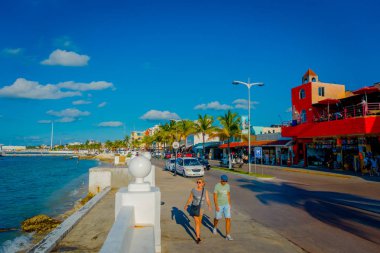 Cozumel, Meksika - 09 Kasım 2017: Cozumel, şehrin keyfini bazı turist açık görünümü bir halk merkezinde otomobillerin çevreleyen