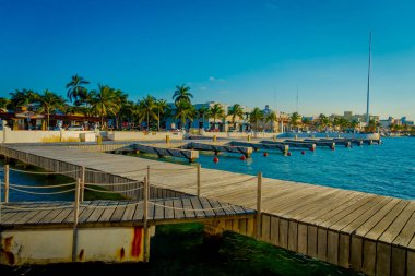 Cozumel, Meksika - 09 Kasım 2017: Uzun güzel açık manzarasına ahşap iskele Cozumel, Meksika içinde bulunan