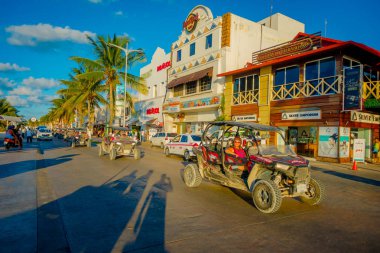 Cozumel, Meksika - 09 Kasım 2017: Cozumel, şehirde bir araba kimliği belirsiz kişi şehir merkezinde çok sayıda mağazaların çevreleyen