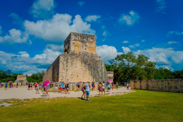 Chichen Itza, Meksika - 12 Kasım 2017: Tanımlanamayan tapınağın Chichen Itza, Meksika'daki arkeolojik en çok ziyaret edilen sitelerin savaşçıların manzarayı turist — Stok fotoğraf