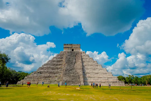 Chichen Itza, Mexico - 12 November 2017: Unidentified Chichen Itza toeristen, een van de nieuwe 7 wonderen van de wereld dankzij de stemmen van miljoenen mensen wereldwijd op 15 augustus 2012 in — Stockfoto