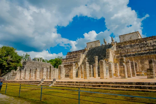 Chichen itza, Mexiko - 12. November 2017: Außenansicht des Tempels der Krieger in chichen itza, Yucatan, Mexiko — Stockfoto